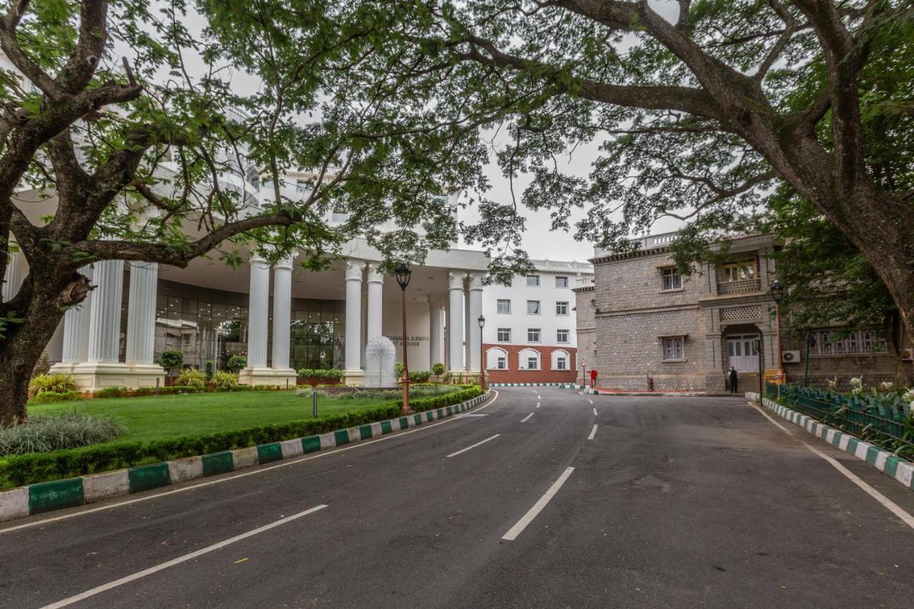 Kstdc Kumarakrupa Hotel Bangalore Exterior foto